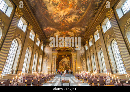 I turisti che visitano la sala dipinta una sala da pranzo in Old Royal Naval College di Londra Greenwich UK GB EU Europe Foto Stock