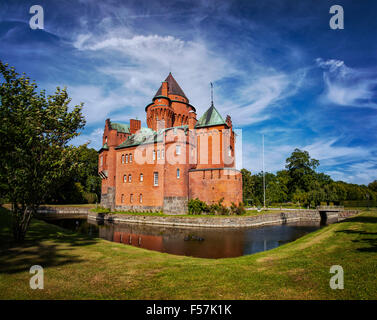 Immagine del castello di Hjularod in Svezia, costruito in un medievale francese in stile romantico. Foto Stock