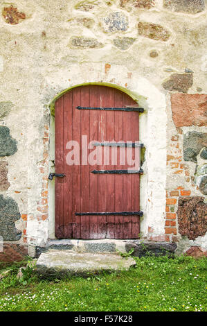 Immagine della vecchia porta di legno in edificio di pietra. Foto Stock