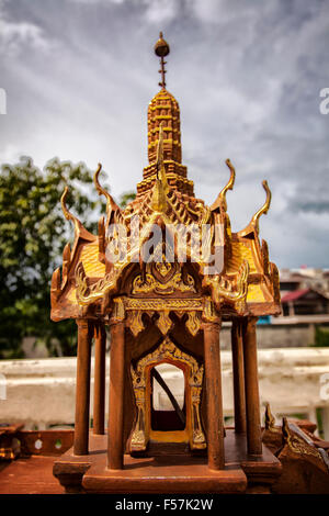 Immagine di un piccolo tempio della casa è spesso visto in thai gardens. Foto Stock