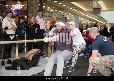 Canary Wharf, Londra, Regno Unito. 29 ottobre, 2015. La British Legion girato Canary Wharf in un campo di battaglia come team maxus trojan hanno gareggiato in un rimorchiatore di guerra con gli istruttori di militari britannici Fitnes Credito: Keith Larby/Alamy Live News Foto Stock