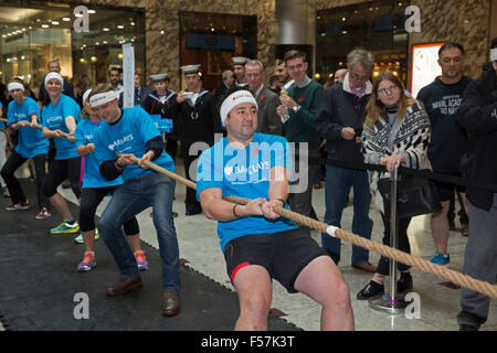 Canary Wharf, Londra, Regno Unito. 29 ottobre, 2015. La British Legion girato Canary Wharf in un campo di battaglia come Barclays Bank team hanno gareggiato in un rimorchiatore di guerra con gli istruttori di militari britannici Fitnes Credito: Keith Larby/Alamy Live News Foto Stock