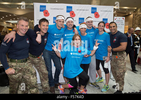 Canary Wharf, Londra, Regno Unito. 29 ottobre, 2015. La British Legion girato Canary Wharf in un campo di battaglia come Barclays Bank team hanno gareggiato in un rimorchiatore di guerra con gli istruttori di militari britannici Fitnes Credito: Keith Larby/Alamy Live News Foto Stock