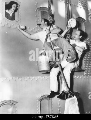 ABBOTT E COSTELLO American film commedia duo con Lou Costello a sinistra e William "Bud" Abbott nel 1940s Foto Stock