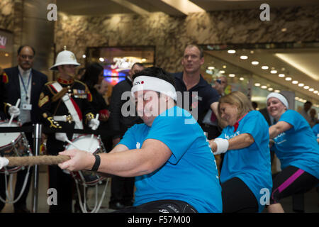 Canary Wharf, Londra, Regno Unito. 29 ottobre, 2015. La British Legion girato Canary Wharf in un campo di battaglia come Barclays Bank team hanno gareggiato in un rimorchiatore di guerra con gli istruttori di militari britannici Fitnes Credito: Keith Larby/Alamy Live News Foto Stock