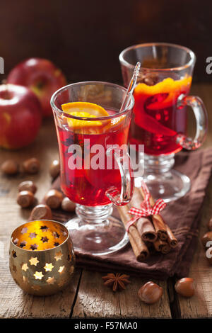 Bicchiere di vin brulé con arancia e spezie, decorazione di Natale Foto Stock