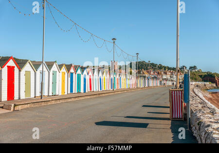 Pittoresca spiaggia di capanne a Paignton lungomare e la spiaggia, Torbay, Devon, Inghilterra, Regno Unito Foto Stock