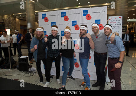 Canary Wharf, Londra, Regno Unito. 29 ottobre, 2015. Team maxus trojan pongono con istruttori militari britannici di Fitness in canary wharf dopo un rimorchiatore di wa Credit: Keith Larby/Alamy Live News Foto Stock