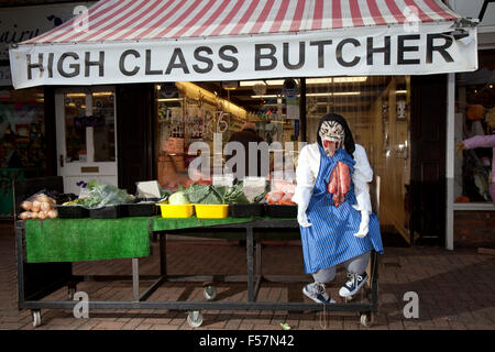 Southport, Regno Unito. 29 ottobre, 2015. Il Wesley Street Associazione commercianti hanno svolto un ruolo decisivo nell'organizzazione di Southport il primo spaventapasseri festival. Wesley Street è conosciuto come il villaggio nella città a causa del suo spirito comunitario e unici negozi indipendenti. Tutti parte di Southport della festa di Halloween (Spookport) che ha un calderone degli eventi che si spera porterà Southport vivo con il caos e la follia. Credito: Cernan Elias/Alamy Live News Foto Stock