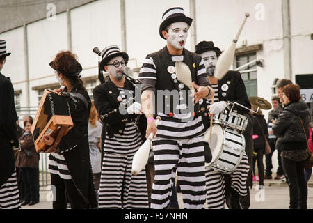 Sfilata del Carnevale di Mealhada - minstrelli che suonano giocoleria e musica in costume bianco e nero, 'Gaita-de-fole' Portugal Foto Stock