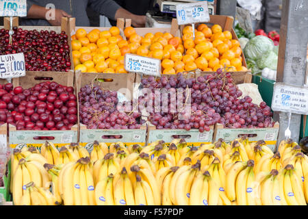 Regno Unito, Leeds, box per la vendita di frutta nel mercato di Leeds. Foto Stock