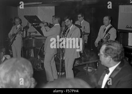 Das Osterwald nebuloso Sextett mit Sängerin Ema Damia, Deutschland 1960er Jahre. Osterwald nebuloso Sestetto con cantante Ema Damia, Germania 1960s. 24x36swNeg119 Foto Stock