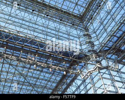 Vista astratta di soffitto di vetro del Jacob Javits Convention Center di New York City, progettato dall'architetto I.M. Pei Foto Stock