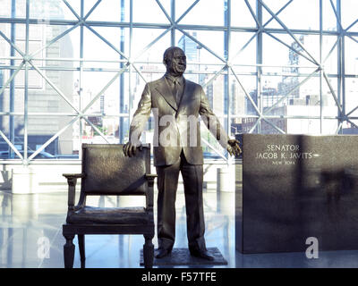 Statua del senatore Jacob Javits presso il Jacob Javits Convention Center di Manhattan, New York. Foto Stock