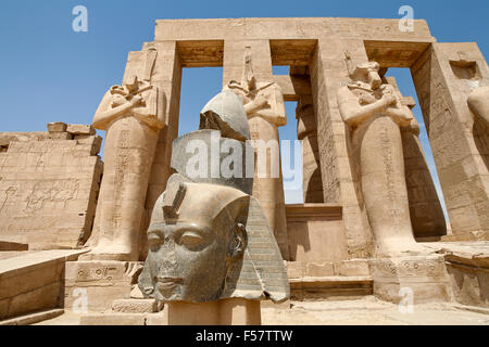 Testa di Ramesse II nel Ramesseum, Tempio mortuario di Ramesse II sulla riva occidentale del Nilo a Luxor, Egitto Foto Stock