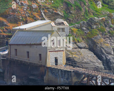 Ex RNLI scialuppa di salvataggio Stazione, Polpeor Cove, Lizard Point, penisola di Lizard, Cornwall, Regno Unito Foto Stock