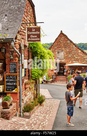 Scena di strada nel villaggio di Collonges-la-Rouge, Correze, Limousin, Francia. Foto Stock