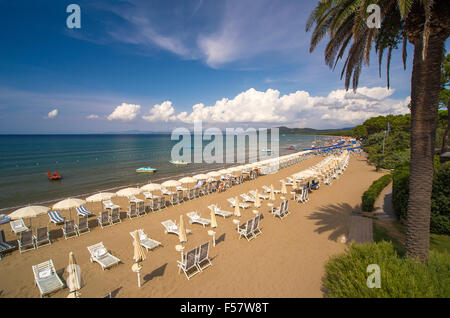 Sedie a sdraio e ombrelloni ombrelloni sulla spiaggia di Punta Ala, Maremma Toscana, Italia Foto Stock