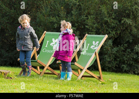 Due giovani ragazze a giocare a Croome Park, Worcestershire, England, Regno Unito Foto Stock