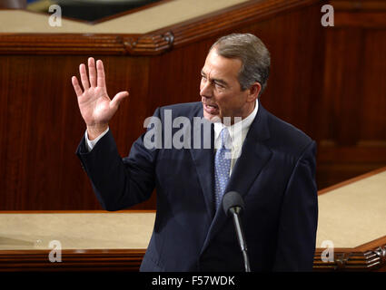 (151029) -- WASHINGTON D.C., Ott, 29, 2015 (Xinhua) -- altoparlante uscente John Boehner dà un discorso di commiato nella camera della Casa sul Colle del Campidoglio, a Washington, DC, Stati Uniti, Ottobre 29, 2015. John Boehner si è ritirato dal Congresso dopo quasi cinque anni nel ruolo della casa di altoparlante. Il repubblicano Paul Ryan del Wisconsin il giovedì è diventato la sessantaduesima oratore dell'U.S. Casa dei Rappresentanti. (Xinhua/Yin Bogu) Foto Stock