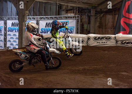 Stoneleigh Park, Warwickshire, Regno Unito. Giovedì 29 ottobre 2015 i piloti che prendono parte alla minimoto Supercross al dirt bike show Stoneleigh Park Warwickshire Credito: David Holbrook/Alamy Live News Foto Stock