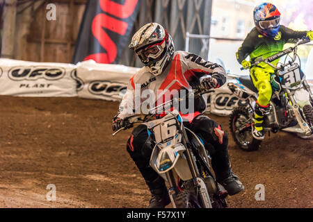 Stoneleigh Park, Warwickshire, Regno Unito. Giovedì 29 ottobre 2015 i piloti che prendono parte alla minimoto Supercross al dirt bike show Stoneleigh Park Warwickshire Credito: David Holbrook/Alamy Live News Foto Stock