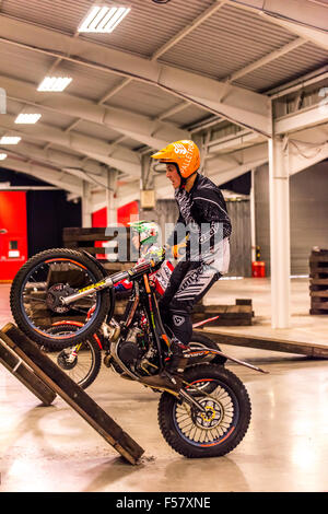 Stoneleigh Park, Warwickshire, Regno Unito. Giovedì 29 Ottobre 2015 Billy bullone affronta la mostra in corso presso la dirt bike show Stoneleigh Park Warwickshire Credito: David Holbrook/Alamy Live News Foto Stock