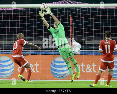 Washington, DC, Stati Uniti d'America. 28 ott 2015. 20151028 - New England Revolution portiere BOBBY SHUTTLEWORTH (22) fissa un salvataggio contro D.C. Uniti nel primo semestre a RFK Stadium di Washington. © Chuck Myers/ZUMA filo/Alamy Live News Foto Stock
