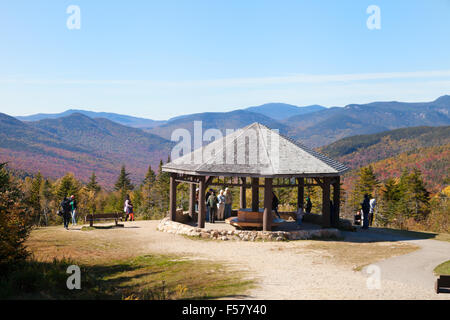 I turisti al CL Graham si affacciano sul punto di vista, la Kancamagus Highway, White Mountains, New Hampshire, New England, STATI UNITI D'AMERICA Foto Stock