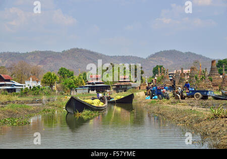 Carico di agricoltori longtail barche con le loro colture pronto a lasciare per un mercato sul Lago Inle, Myanmar (Birmania), Sud-est asiatico Foto Stock