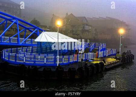 North Shields ferry boat di atterraggio su un nebbioso giorno Foto Stock