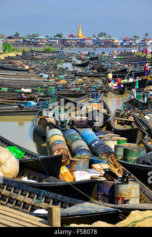 Long-tailed motoscafi parcheggiata in uno dei 5 giorni di mercati rotante a Nam Pan sulle rive del Lago Inle, Stato Shan, Myanmar (Birmania) Foto Stock