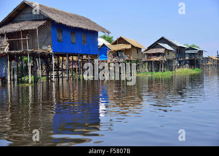 Una fila di coloratissimi palafitte sul Lago Inle, Stan Stato, Myanmar (Birmania) Sud Est asiatico Foto Stock