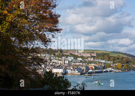 Bella vista sul fiume Dart verso la storica Dartmouth e il Royal Naval College su una soleggiata giornata autunnale Foto Stock