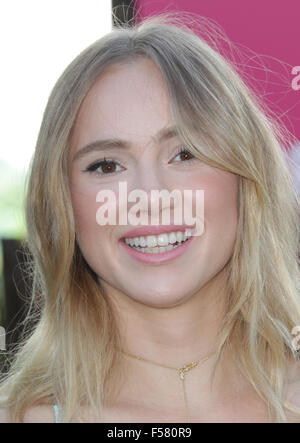 Londra - luglio 2, 2015: Suki Waterhouse assiste la Serpentine Gallery Summer Party presso i Giardini di Kensington il Lug 2, 2015 in Londo Foto Stock