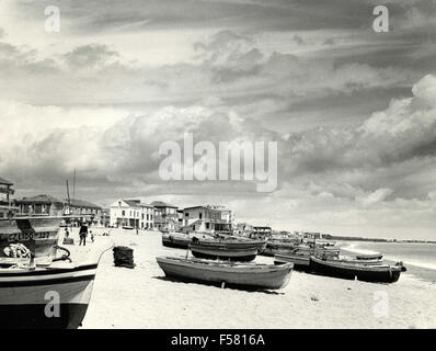 Spiaggia con barche da pesca, Catanzaro Lido, Italia Foto Stock