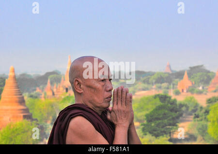 Monaco buddista in preghiera sulla pagoda di Shwesandaw a Bagan, Myanmar, precedentemente conosciuta come Birmania Foto Stock