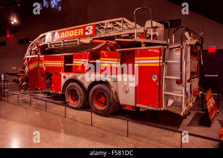 Schiacciato camion dei pompieri, ladder 3, National September 11 Memorial & Museum 9/11, New York City, Stati Uniti d'America. Foto Stock