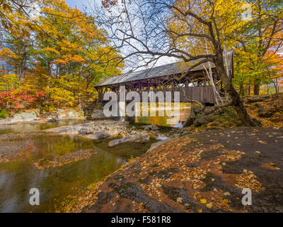 Il vecchio ponte coperto durante la caduta stagione,nella cittadina di Bethel, Maine, Stati Uniti d'America Foto Stock