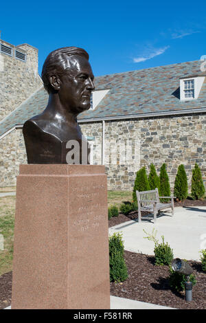 New York, Hyde Park. La casa di Franklin Delano Roosevelt National Historic Site & Parco Nazionale. Busto di FDR a FDR Library & Museum. Foto Stock