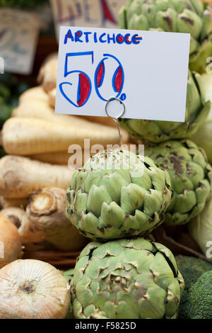 Regno Unito, Leeds, i carciofi per la vendita, Leeds verdure del mercato in stallo. Foto Stock