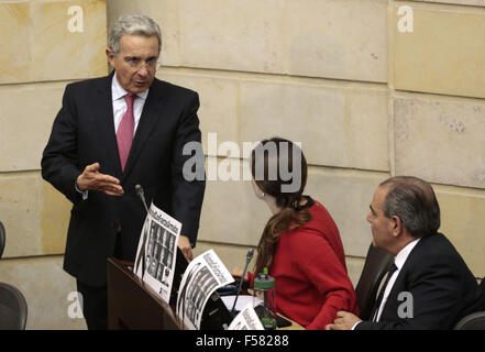 Bogotà, Colombia. 29 ott 2015. Il senatore ed ex presidente colombiano Alvaro Uribe (L) assiste la Colombia del senato del Sessione plenaria a Bogotà, capitale della Colombia, Ottobre 29, 2015. La sessione Prenary del Senato cotinued giovedì la discussione della riforma costituzionale che è stato necessario per attuare gli accordi di pace con le armate le forze rivoluzionarie della Colombia (FARC), il secondo con la stampa locale di informazioni. Credito: Juan Paez/COLPRENSA/Xinhua/Alamy Live News Foto Stock