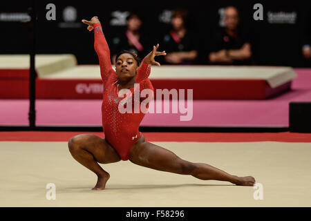 Glasgow, Regno Unito. 29 ott 2015. SIMONE BILES dagli Stati Uniti compete sul pavimento sul suo modo al suo terzo direttamente tutto attorno alla medaglia d'oro durante il Mondiale 2015 Campionati di ginnastica tenutasi a Glasgow, Regno Unito. Credito: Amy Sanderson/ZUMA filo/Alamy Live News Foto Stock