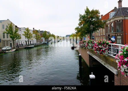 Un altro canale IN LEIDEN, mostrando come piuttosto È ANCHE QUANDO IL TEMPO È BRUTTO. Foto Stock