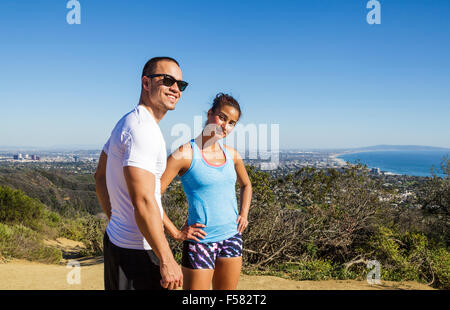 Gli escursionisti sulla Temescal Ridge Trail, con la Baia di Santa Monica a distanza Foto Stock