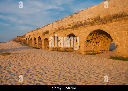 Antico Acquedotto romano a Cesarea, in Israele al tramonto Foto Stock