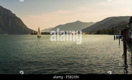 Nella foto una vista del lago d'Iseo dalla città di Lovere, sul lato sinistro di una barca a vela. Foto Stock