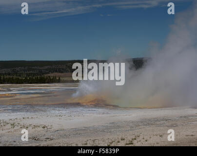 Piccola eruzione Steamboat Geyser Norris Basin Yellowstone. Steamboat Geyser, nel Parco Nazionale di Yellowstone è Norris Geyser Basin. Foto Stock