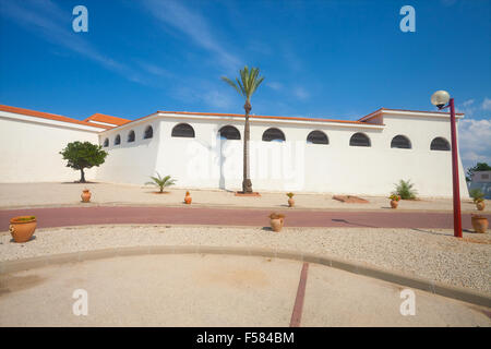 Bianco edificio asiatici con un cortile sotto il cielo blu Foto Stock