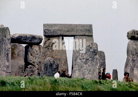 Wiltshire, Inghilterra. Maggio 1973 uno dei siti più famosi nel mondo, Stonehenge è il residuo di un anello di pietre permanente imposta all'interno di terrapieni. È nel mezzo del più complesso densa del Neolitico e dell'Età del Bronzo monumenti in Inghilterra. Esso è stato costruito dal 3000 A.C. al 2000 BC. La circostante massa circolare banca e fossato, che costituiscono la prima fase del monumento, sono stati datati a circa 3100 BC. Foto Stock